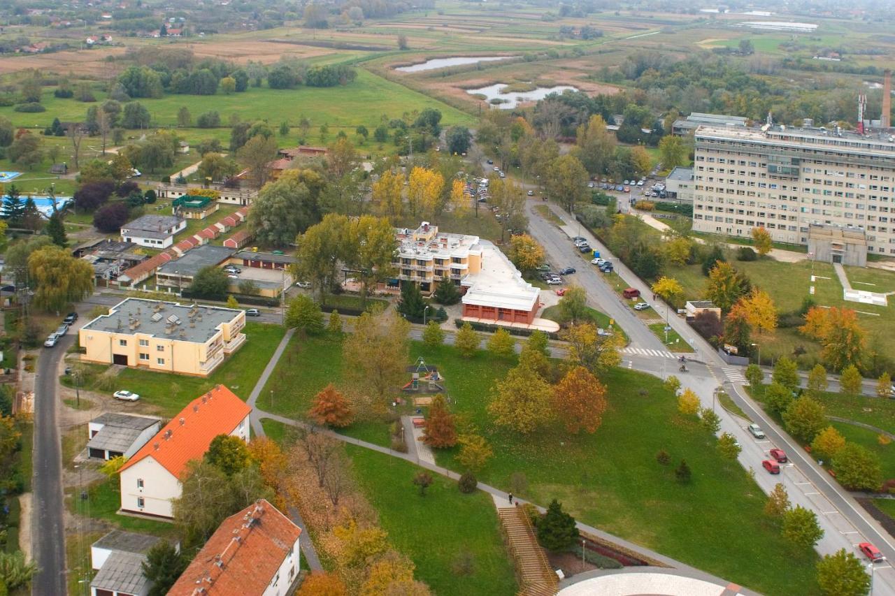 Csipke Hotel Kiskunhalas Exteriér fotografie