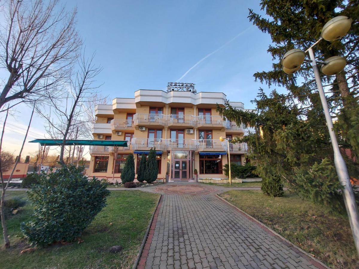 Csipke Hotel Kiskunhalas Exteriér fotografie
