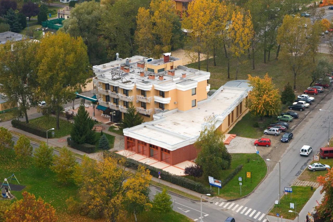Csipke Hotel Kiskunhalas Exteriér fotografie