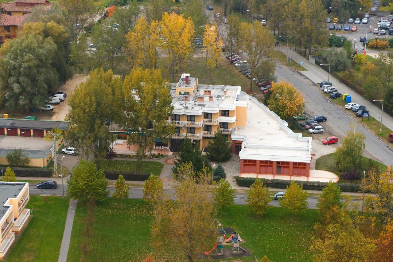 Csipke Hotel Kiskunhalas Exteriér fotografie