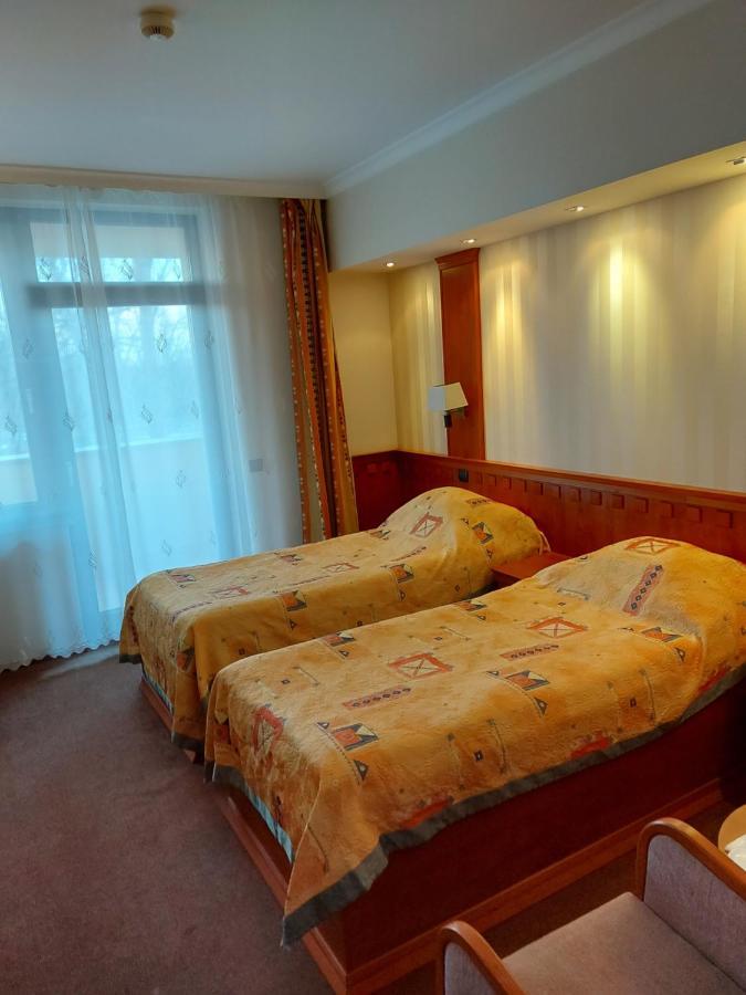 Csipke Hotel Kiskunhalas Exteriér fotografie