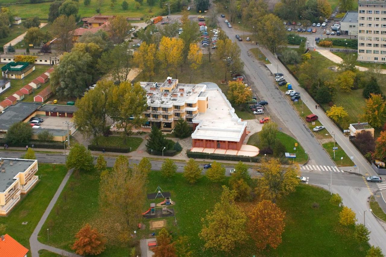 Csipke Hotel Kiskunhalas Exteriér fotografie