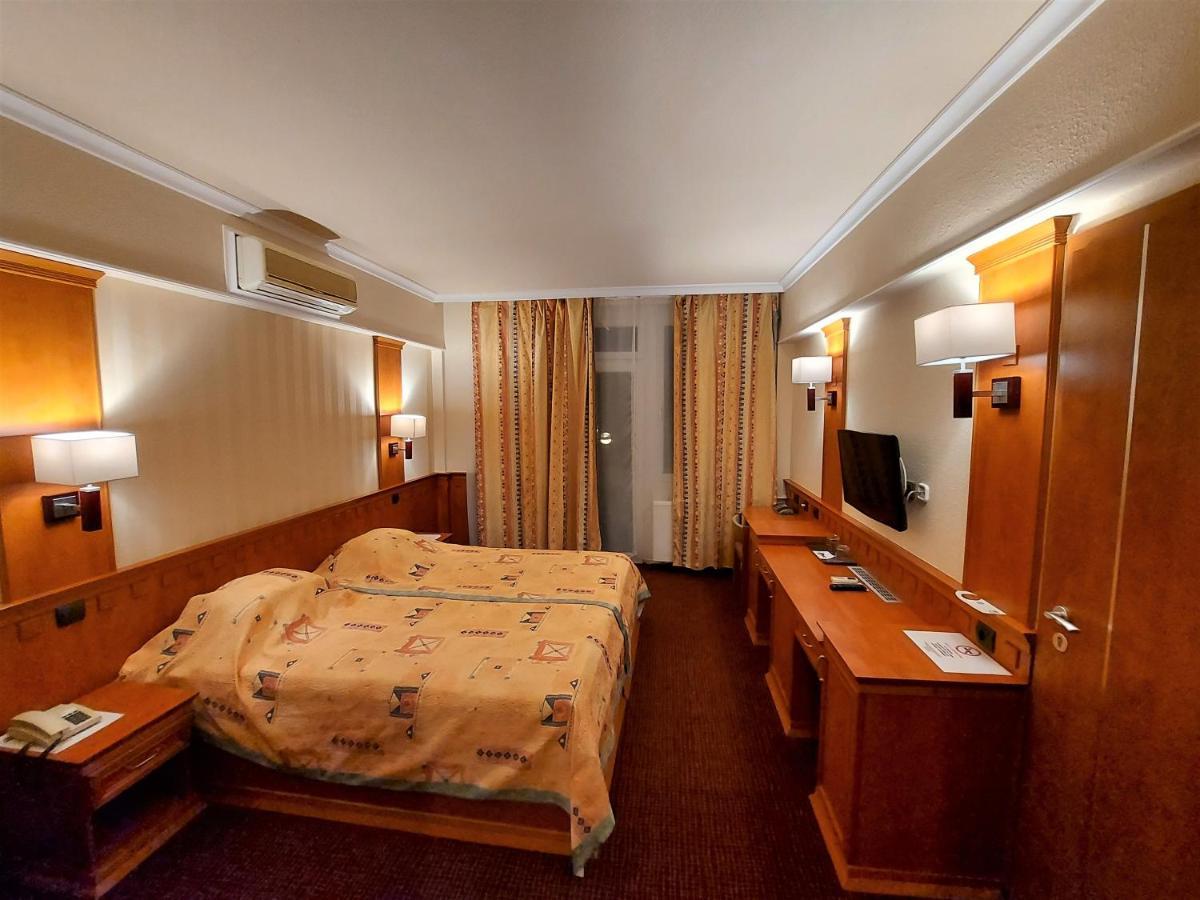 Csipke Hotel Kiskunhalas Exteriér fotografie