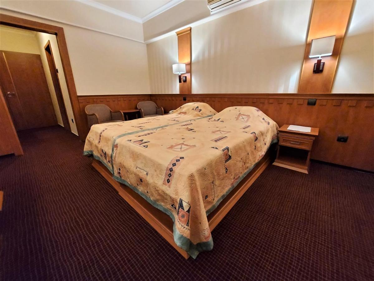 Csipke Hotel Kiskunhalas Exteriér fotografie