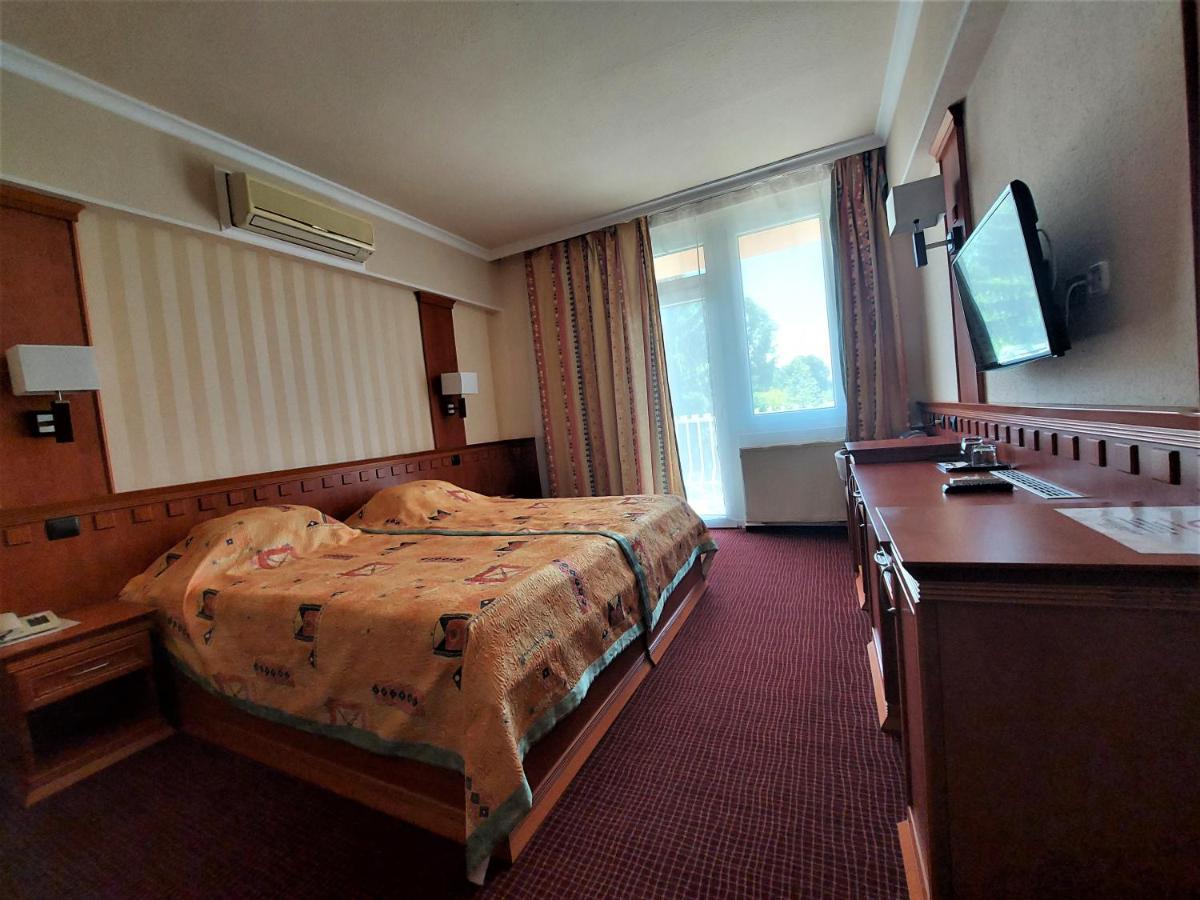 Csipke Hotel Kiskunhalas Exteriér fotografie