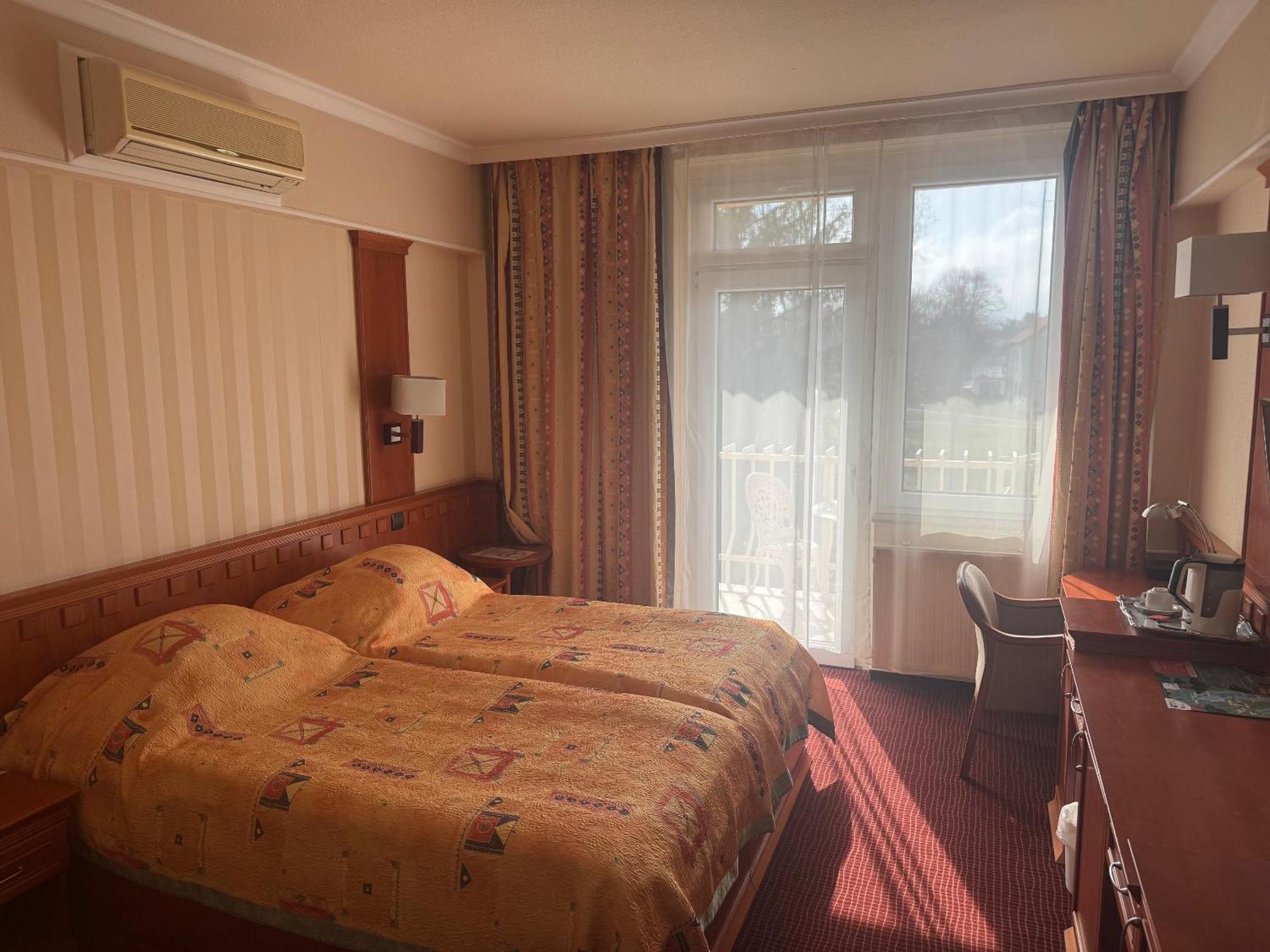 Csipke Hotel Kiskunhalas Exteriér fotografie