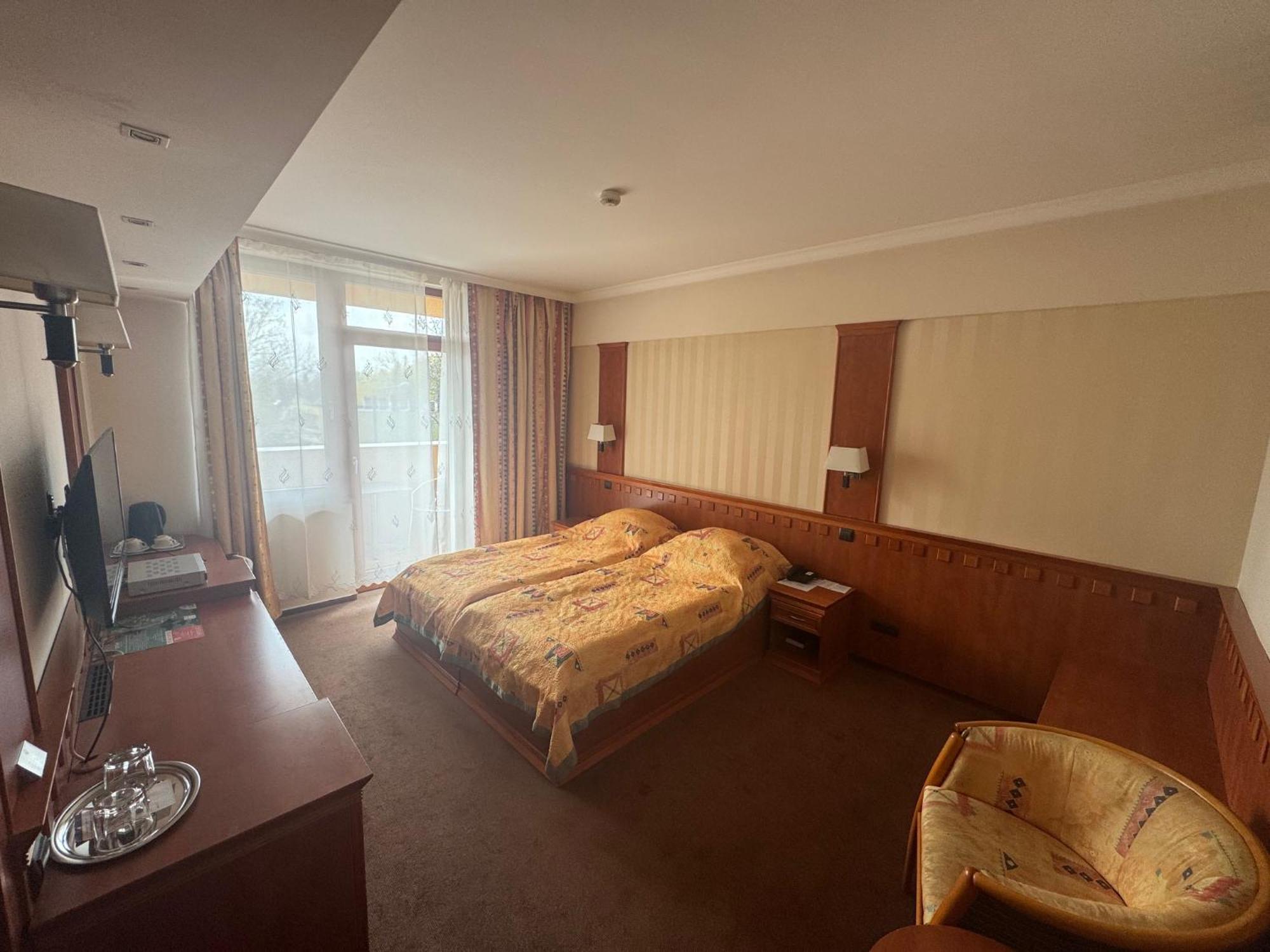 Csipke Hotel Kiskunhalas Exteriér fotografie