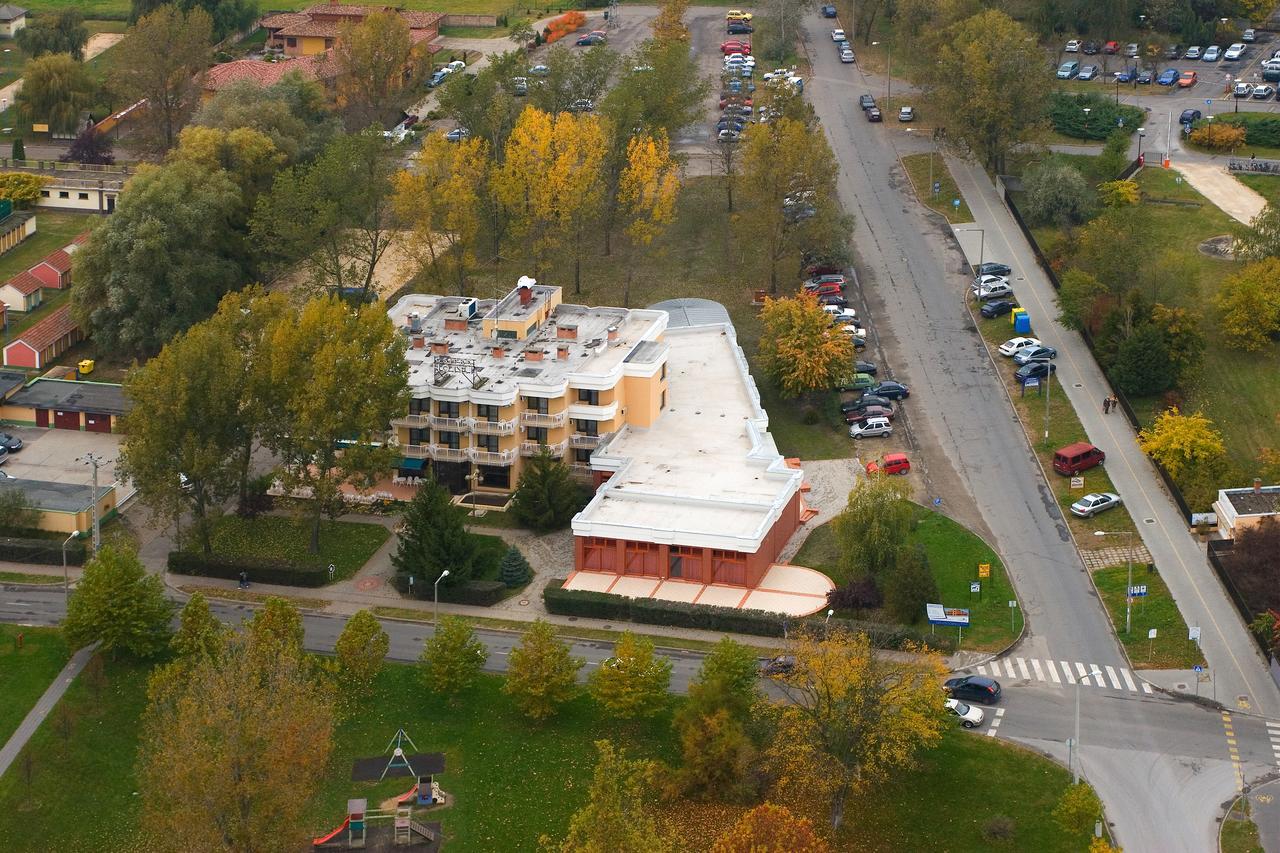Csipke Hotel Kiskunhalas Exteriér fotografie